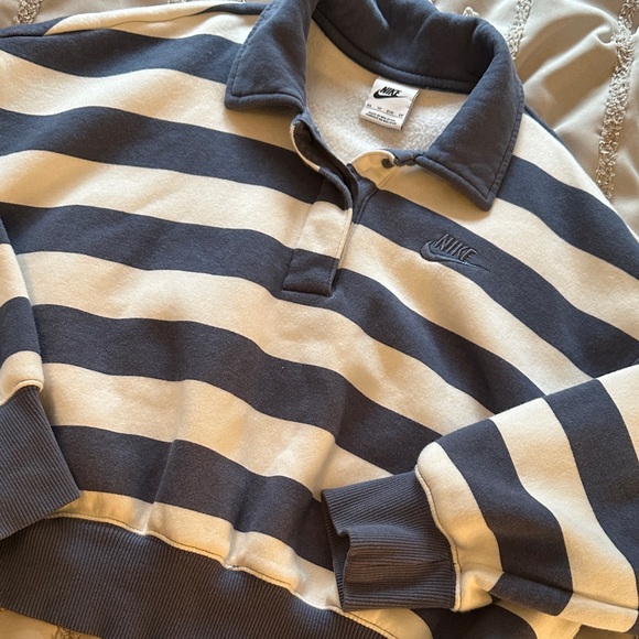 Nike Cropped Pullover - Picture 4 of 4